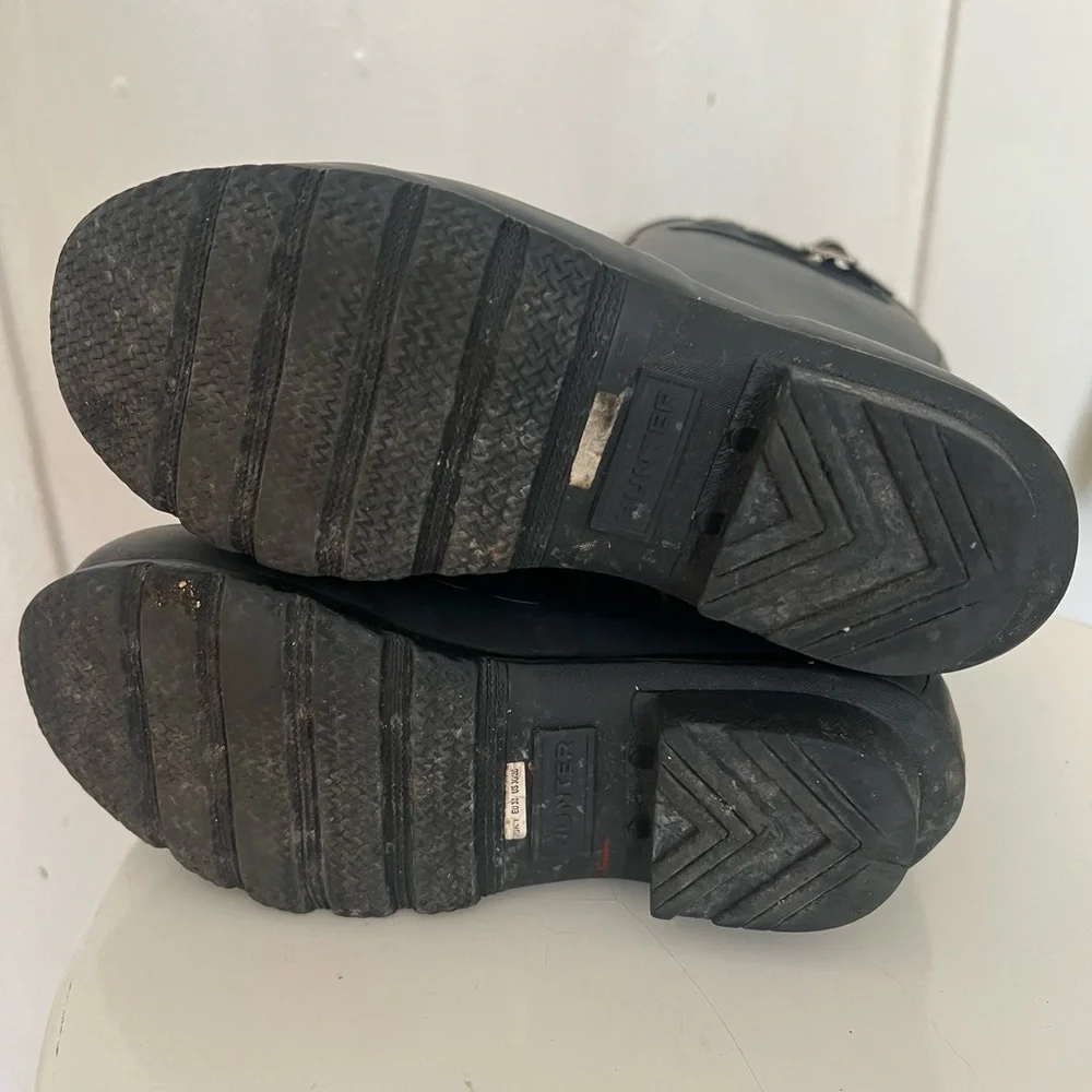 Kids navy blue hunter rain boots. Size 2/3. Good condition.